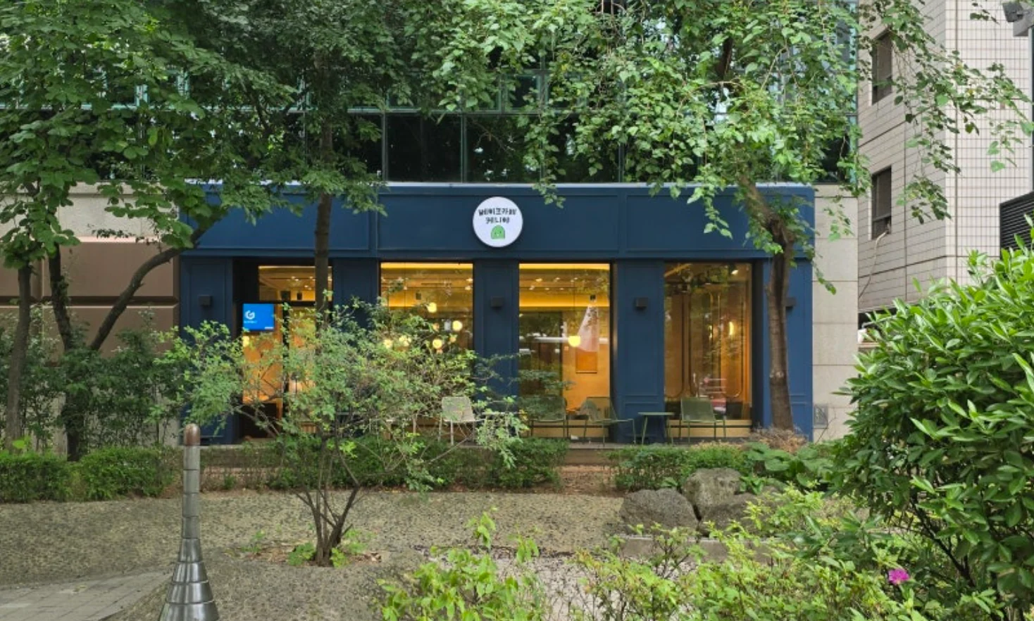 Cafe Kenya 외관 — 숲 사이의 카페