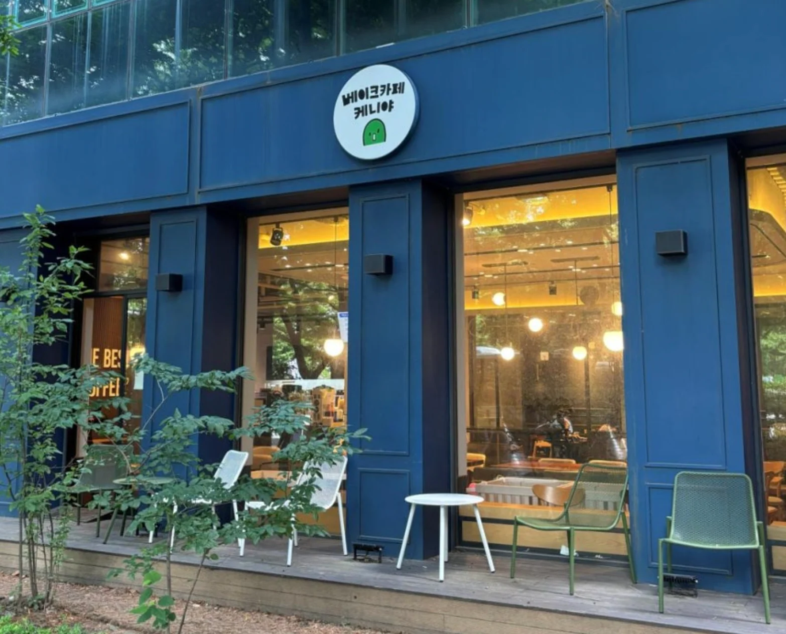 Cafe Kenya — 네이비 블루 외관과 야외 테라스